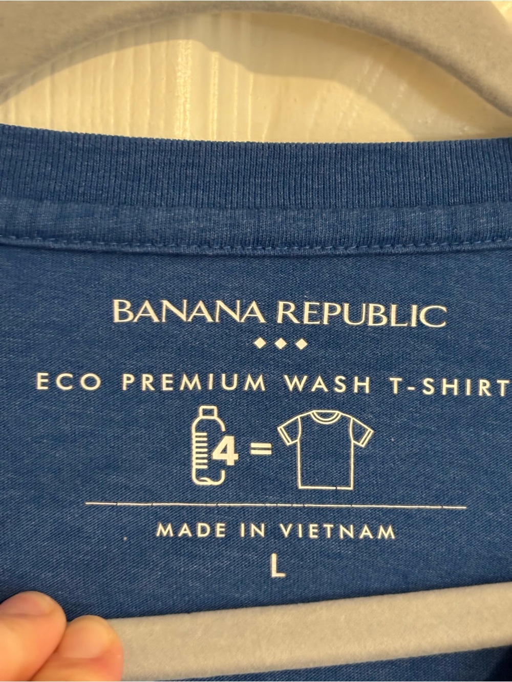 Large Banana Republic Men's Eco Premium Wash T-Shirt Blue V-Neck Tee - Picture 4 of 7